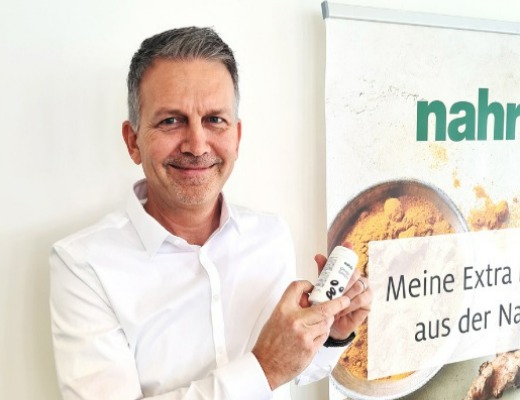 Nahrin納霖追求自然健康,除了用天然材料與再生能源生產,也積極宣導保健知識,並更新於Nahrin納霖官網的營養專欄。此外,臺灣市面上許多常見的品牌膠囊皆使用含有二氧化鈦(Titanium Dioxide)成分,除了會造成自身患癌風險更會遺傳毒性給下一代,因此,不含二氧化鈦的食品才是安全首選的保健品。 Nahrin納霖追求自然健康,開發來自大自然中精選植物萃取與草本精華的相關產品,減少不必要的化學添加物。更是取得國際級食品安全認證FSSC22000,並以100%再生能源(太陽能和水力發電)做為能源來源,堅持採用環保、永續和健康的方式生產。在過去70年中,Nahrin納霖不斷推出新產品,並以優越的品質和口感享譽全球,成為全球最受歡迎的保健品牌之一。除了產品外,Nahrin納霖十分關注大家的健康,因此也積極宣導保健知識,並販售天然萃取的保健品及保養品,更於Nahrin納霖官網的營養專欄由國考榜眼營養師撰寫各種最新保健知識,如: :分享天然鎂、微量元素、天然魚油、健康飲食等。 此外,Nahrin納霖也想提醒您,歐洲安全食品安全局於2022年禁止使用二氧化鈦(Titanium Dioxide),常常使用於食品添加物,由其是保健食品膠囊。長期食用二氧化鈦會造成基因損傷,並可能將毒性遺傳給後代,且有很高機率患癌。目前臺灣市面上許多常見的品牌使用都含有很多二氧化鈦,因此,不含二氧化鈦的食品才是安全的。下次購買食品時需注意是否含二氧化鈦,也要將這個觀念分享給家人朋友。