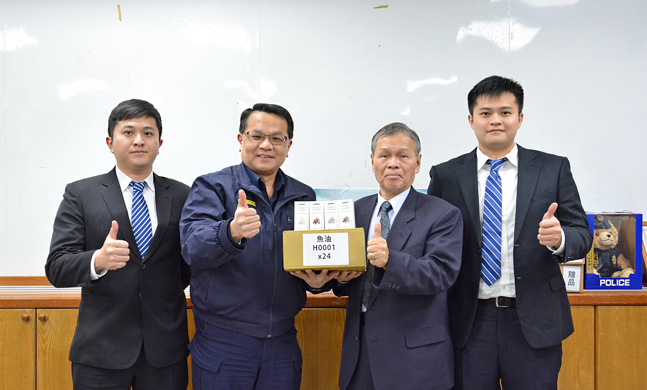 利舜為體懈第一線警力及警務人員，特別捐贈給桃園市平鎮分局120瓶瑞士原裝進口-Nahrin納霖法國杜氏鹽藻深海魚油膠囊（總價值＄238,800元），讓魚油幫助警察同仁保護心臟、保護心血管、防止心肌梗塞、幫助入睡等，提供警察同仁全新保護力，並為社會注入健康新能量，減少心血管疾病的危害。 由利舜企業有限公司董事長率執行長及同仁將納霖複方魚油贈送予基隆市警察局，並由桃園市平鎮分局局長受贈並回贈感謝狀，感謝利舜企業有限公司之熱心公益。
