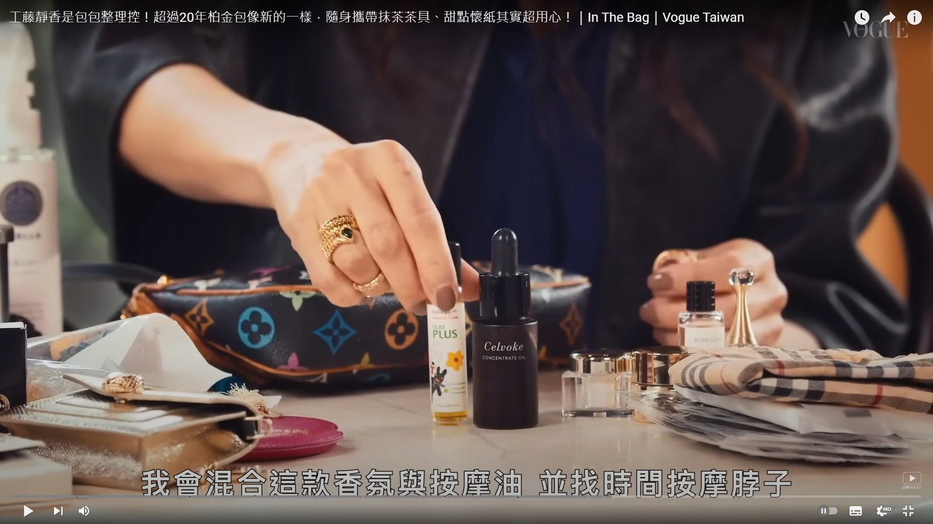 nahrin納霖的【Olio Plus 33+7 Roll On】歐莉雅33+7複方滾珠精油是日本熱銷商品，也是許多知名藝人的首選。這款滾珠精油採用瑞士專利技術，融合多種草本萃取與草本精油，成分豐富多樣，包括尤加利葉、橙皮、薄荷、薰衣草、檸檬、迷迭香、肉桂、茴香、鼠尾草、羅勒、百里香、蘆薈、香茅等。這些成分能夠幫助提振精神、舒緩壓力。無論是早晨出門、上班前，還是失眠、精神不濟、心情低落時，使用歐莉雅33+7複方滾珠精油都能有效幫助提振精神，讓壞情緒不再影響心情，進而提升辦公效率、度過美好的一天。歐莉雅33+7複方滾珠精油可以直接塗抹於手腕、太陽穴、頸部和肩部，是出門在外，想按摩或放鬆心情、降低憂慮、焦慮的首選。