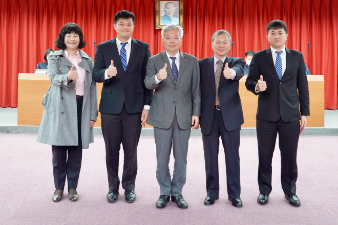 Nahrin納霖x台北市警察局熱心公益 利舜為體懈第一線警力及警務人員,特別捐贈給臺北市警察局瑞士原裝進口-Nahrin納霖法國杜氏鹽藻深海魚油膠囊,讓魚油幫助警察同仁保護心臟、保護心血管、防止心肌梗塞、幫助入睡等,提供警察同仁全新保護力,並為社會注入健康新能量,減少心血管疾病的危害。 由利舜企業有限公司執行長將納霖複方魚油贈送予臺北市警察局,並由局長受贈並回贈感謝狀,感謝利舜企業有限公司之熱心公益。 Nahrin納霖法國杜氏鹽藻深海魚油膠囊有杜氏鹽藻、Omega-3不飽和脂肪酸(EPA+DHA)及亞硒酸納。杜氏鹽藻有高濃度的β-胡蘿蔔素與維生素A,能協同抗氧化,維持暗中視覺,讓人在黑暗中看得清楚、幫助骨骼牙齒發育,也能調節免疫力、血脂與心血管,還能保護肝臟與視力; Omega-3不飽和脂肪酸中的DHA與EPA能預防失智、延緩大腦老化、提升記憶力,且能保護血脂與心血管、抗發炎、護眼、抗焦慮與憂鬱,更能改善注意力與減重; 亞硒酸納是人體無法自型合成,卻是必要的微量元素,能預防動脈粥狀硬化導致的心肌梗塞與心血管疾病、維持骨骼健康,降低骨鬆骨折風險。Nahrin 納霖法國杜氏鹽藻深海魚油膠囊適合外食族、大魚大肉的上班族、與活動量少的族群,是能保護心血管、預防失智、改善身體疲勞的天然營養品。服用魚油要注意,魚油不建議與抗生素,如: 非固醇類抗發炎藥、傳統抗凝血劑、抗血小板藥物等同時服用。