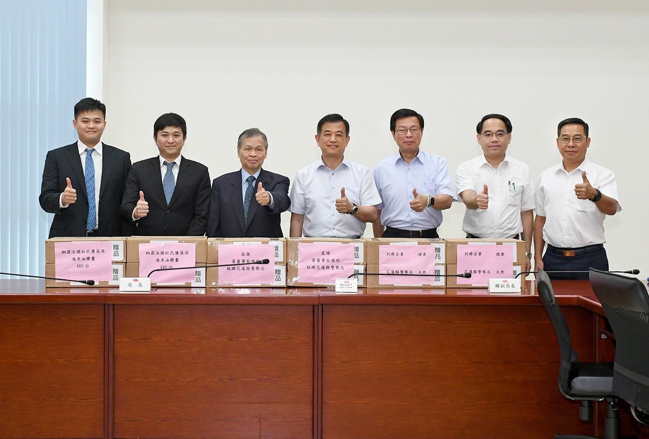 Nahrin納霖x花蓮縣警察局 利舜為體懈第一線警力及警務人員,特別捐贈給花蓮縣警察局瑞士原裝進口-Nahrin納霖法國杜氏鹽藻深海魚油膠囊,讓魚油幫助警察同仁保護心臟、保護心血管、防止心肌梗塞、幫助入睡等,提供警察同仁全新保護力,並為社會注入健康新能量,減少心血管疾病的危害。 由利舜企業有限公司執行長將納霖複方魚油贈送予花蓮縣警察局,並由局長受贈並回贈感謝狀,感謝利舜企業有限公司之熱心公益。 Nahrin納霖法國杜氏鹽藻深海魚油膠囊有杜氏鹽藻、Omega-3不飽和脂肪酸(EPA+DHA)及亞硒酸納。杜氏鹽藻有高濃度的β-胡蘿蔔素與維生素A,能協同抗氧化,維持暗中視覺,讓人在黑暗中看得清楚、幫助骨骼牙齒發育,也能調節免疫力、血脂與心血管,還能保護肝臟與視力; Omega-3不飽和脂肪酸中的DHA與EPA能預防失智、延緩大腦老化、提升記憶力,且能保護血脂與心血管、抗發炎、護眼、抗焦慮與憂鬱,更能改善注意力與減重; 亞硒酸納是人體無法自型合成,卻是必要的微量元素,能預防動脈粥狀硬化導致的心肌梗塞與心血管疾病、維持骨骼健康,降低骨鬆骨折風險。Nahrin 納霖法國杜氏鹽藻深海魚油膠囊適合外食族、大魚大肉的上班族、與活動量少的族群,是能保護心血管、預防失智、改善身體疲勞的天然營養品。服用魚油要注意,魚油不建議與抗生素,如: 非固醇類抗發炎藥、傳統抗凝血劑、抗血小板藥物等同時服用。