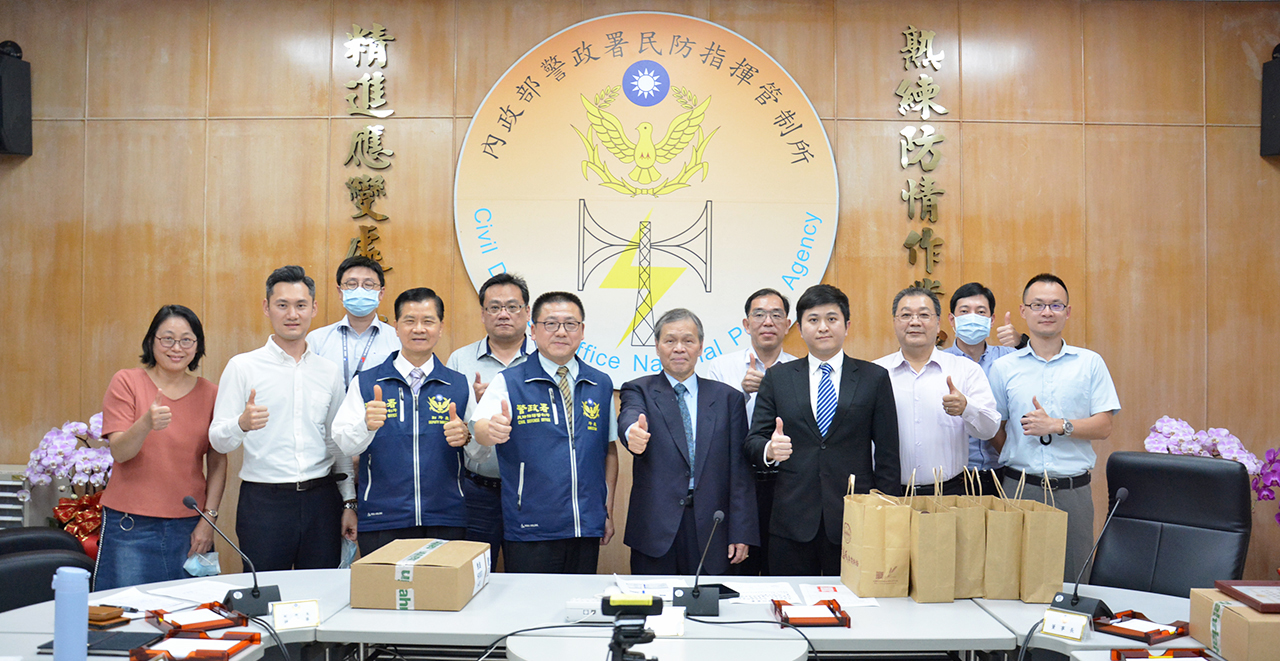 Nahrin納霖x警政署民防指揮管制所 利舜為體懈警政署民防指揮管制所消防人員,特別於2024年4月1日捐贈96瓶瑞士原裝進口-Nahrin納霖法國杜氏鹽藻深海魚油膠囊(總價值$191,040元),提供消防同仁全新保護力,並為社會注入健康新能量,讓魚油幫助消防同仁保護心臟、保護心血管、防止心肌梗塞、幫助入睡等,提供消防同仁全新保護力,並為社會注入健康新能量,減少心血管疾病的危害。 由利舜企業有限公司-黃順明董事長率執行長及同仁,將納霖法國天然複方魚油贈送予民防指揮管制所,並由民防指揮管制所所長-陳世寶受贈並回贈感謝狀,感謝利舜企業之熱心公益。 Nahrin納霖法國杜氏鹽藻深海魚油膠囊有杜氏鹽藻、Omega-3不飽和脂肪酸(EPA+DHA)及亞硒酸納。杜氏鹽藻有高濃度的β-胡蘿蔔素與維生素A,能協同抗氧化,維持暗中視覺,讓人在黑暗中看得清楚、幫助骨骼牙齒發育,也能調節免疫力、血脂與心血管,還能保護肝臟與視力; Omega-3不飽和脂肪酸中的DHA與EPA能預防失智、延緩大腦老化、提升記憶力,且能保護血脂與心血管、抗發炎、護眼、抗焦慮與憂鬱,更能改善注意力與減重; 亞硒酸納是人體無法自型合成,卻是必要的微量元素,能預防動脈粥狀硬化導致的心肌梗塞與心血管疾病、維持骨骼健康,降低骨鬆骨折風險。Nahrin 納霖法國杜氏鹽藻深海魚油膠囊適合外食族、大魚大肉的上班族、與活動量少的族群,是能保護心血管、預防失智、改善身體疲勞的天然營養品。服用魚油要注意,魚油不建議與抗生素,如: 非固醇類抗發炎藥、傳統抗凝血劑、抗血小板藥物等同時服用。
