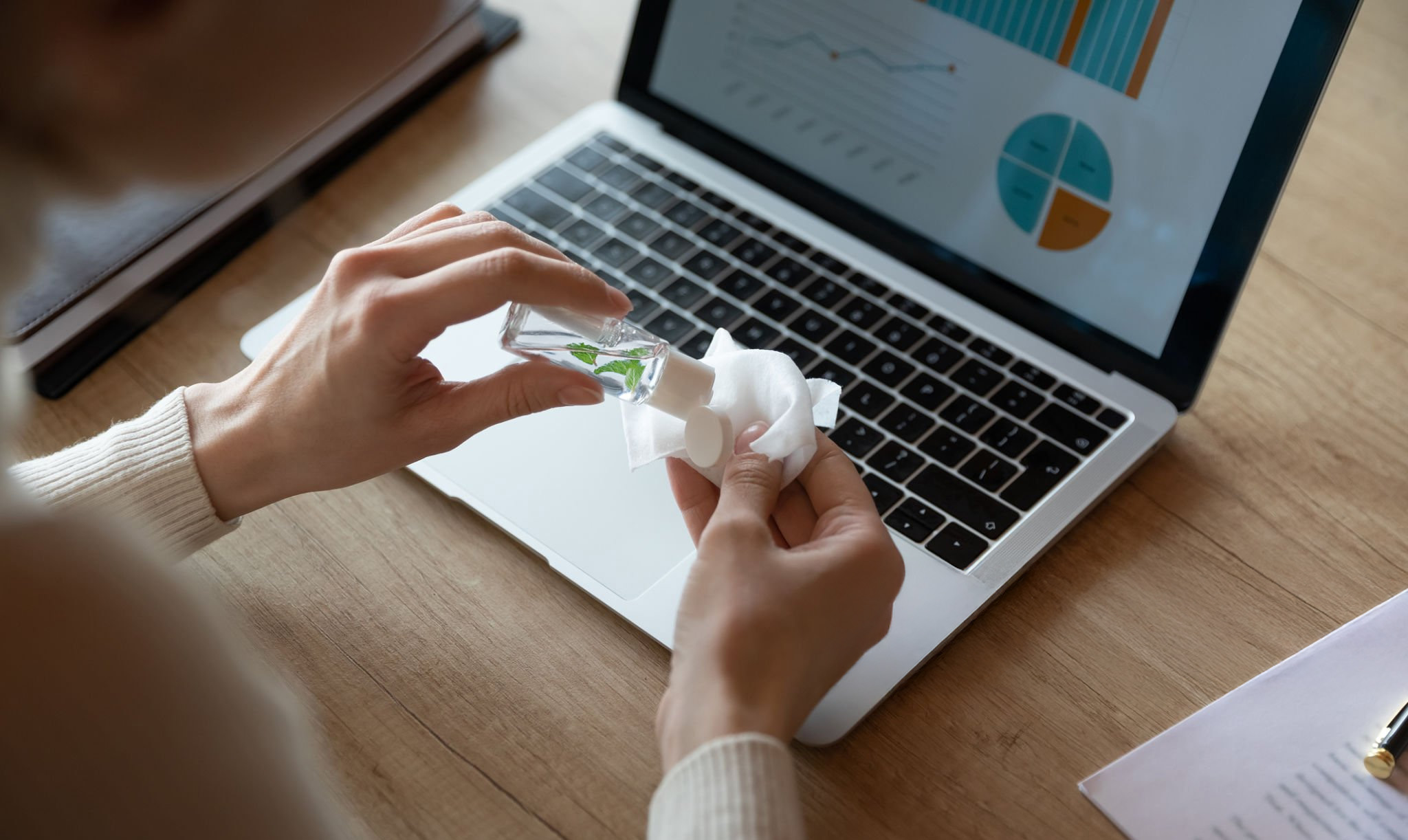 辦公室直接吸嗅、在衛生紙上滴 1 滴薄荷精油、搭配迷迭香、尤加利擴香，使空間清爽明亮