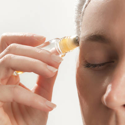 滾珠瓶使用方式：穴位塗抹